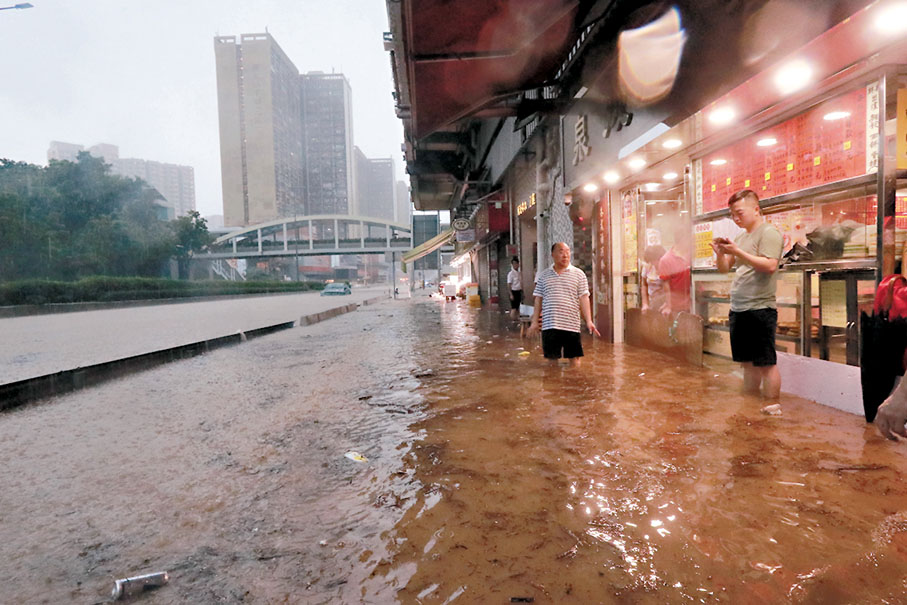 ◆今年9月的世紀黑雨，龍翔道一帶淪為澤國。資料圖片