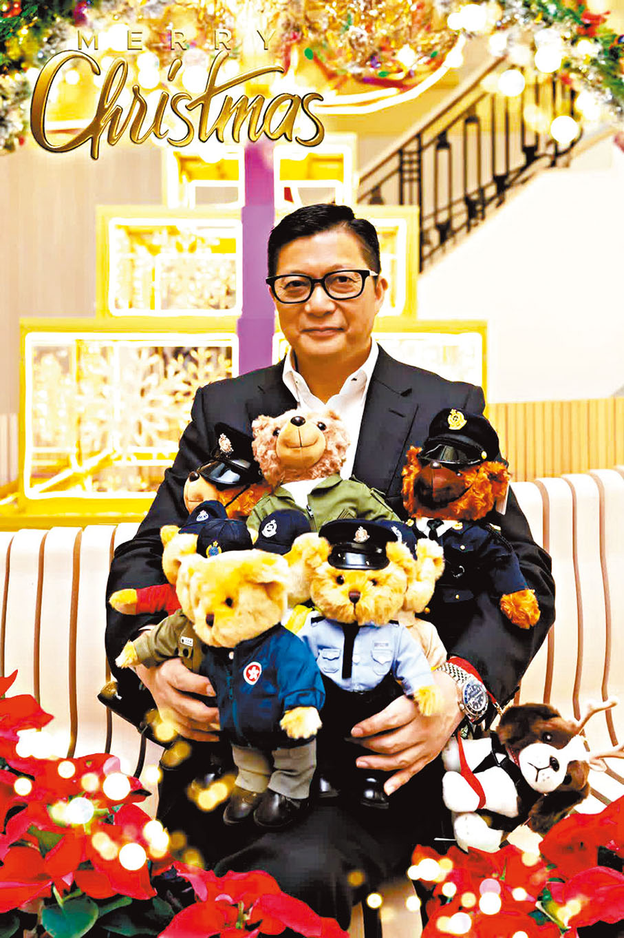 ◆ 鄧炳強環抱熊仔，神態十分得意。 鄧炳強Fb圖片