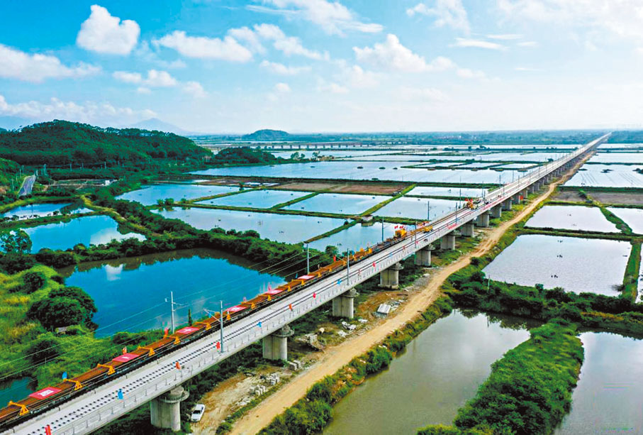 ◆汕潮揭都市圈將完善交通樞紐布局，提升快速運輸通達能力，實現與大灣區主要城市2.5小時通達，都市圈內部半小時通達。圖為汕頭至汕尾鐵路。網上圖片