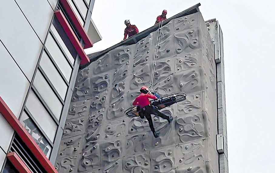 ◆ 民安隊隊員示範橫床拯救。 短片截圖