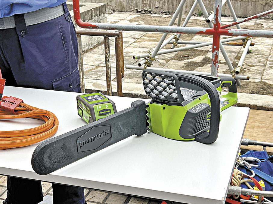 ◆ 民安隊致力加強鏈鋸装備，已訓練200名隊員使用鏈鋸清理道路。 香港文匯報記者李芷珊  攝