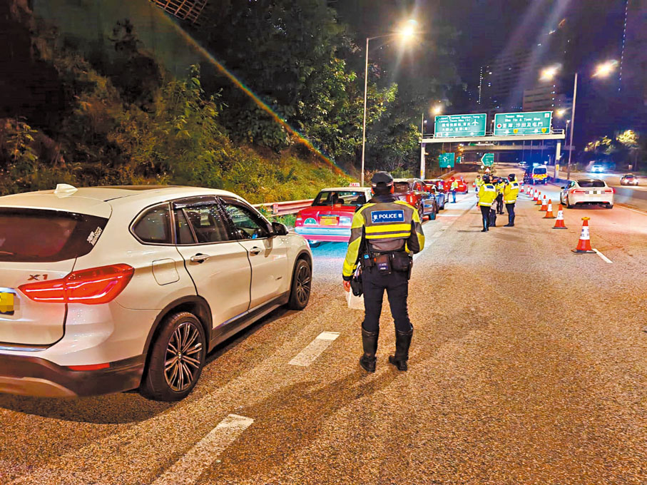 ◆警方在新界南多區主要幹道設置路障截查可疑車輛，打擊酒駕藥駕。