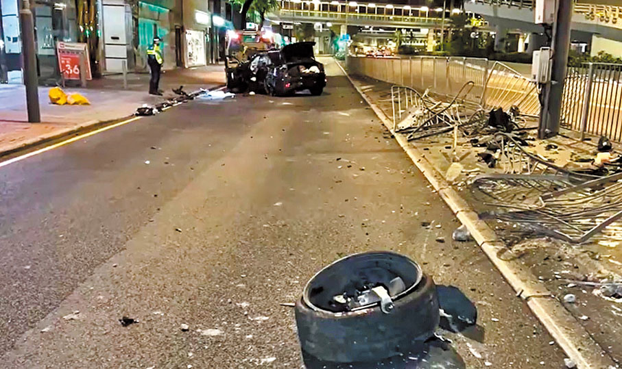 ◆灣仔車禍中，肇事私家車狂掃路邊逾20米鐵欄後，車頭嚴重損毀及車輪飛脫，司機逃之夭夭。 網上圖片