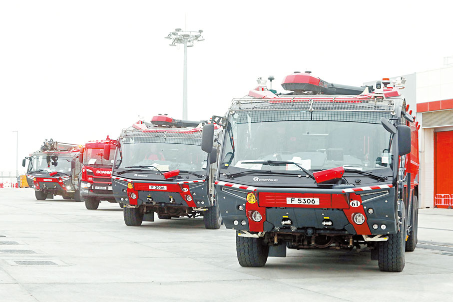 ◆右起：快速截擊車、重型泡車、喉泡車以及高空伸縮排泡塔車香港文匯報記者郭木又  攝
