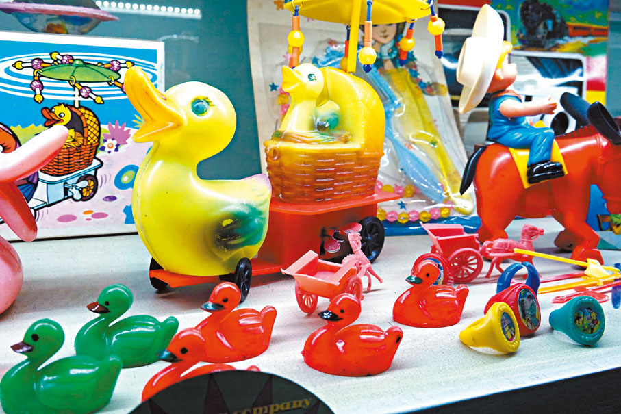 ◆阮家儀很喜歡香港早期生產的玩具有着人手製作的瑕疵痕跡。