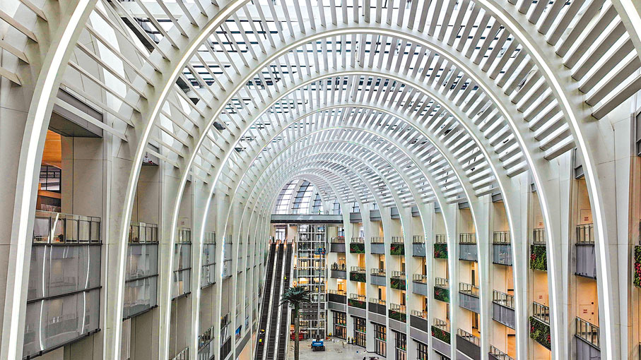 ◆廣州白雲站「光谷」，採用「天窗+光導管採光」系統，一年可節約電力能源約147萬千瓦。 香港文匯報廣州傳真