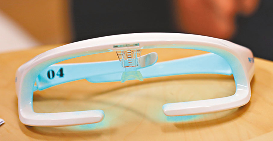 ◆佩戴「藍光眼鏡」能前調「貓頭鷹型失眠症」患者的生理時鐘，並在短期內改善他們的情緒。香港文匯報記者萬霜靈  攝
