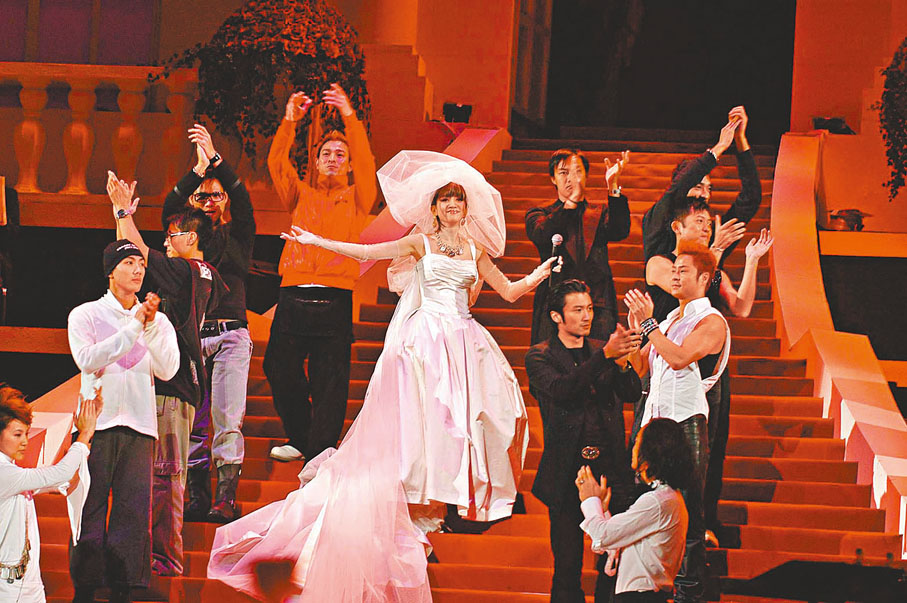 ◆2003年11月，梅艷芳穿上華麗婚紗完成最後一場演唱會，伴着她的都是她最喜愛最疼惜的朋友、後輩、徒弟。可見她人緣之廣。