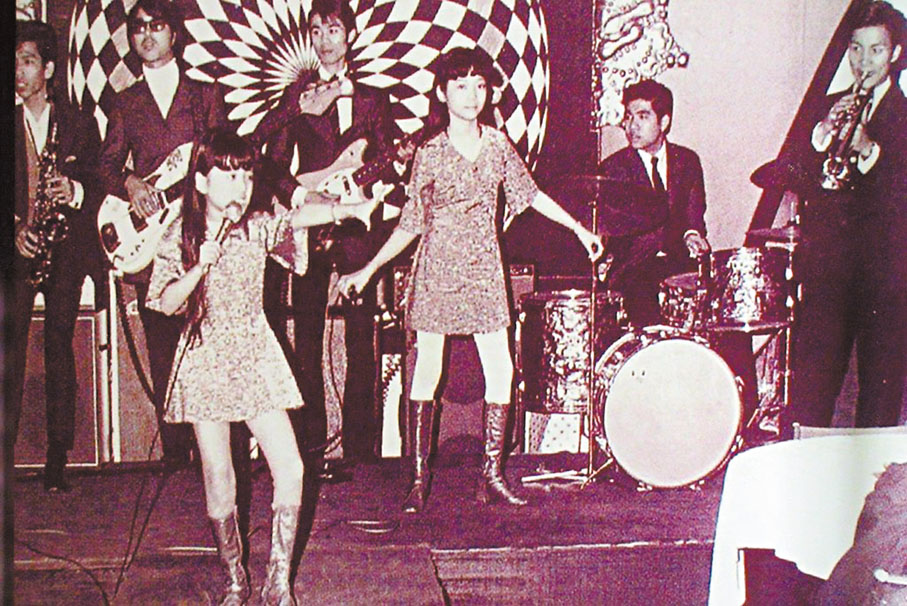 ◆ 童年的梅艷芳已極具表演風範。