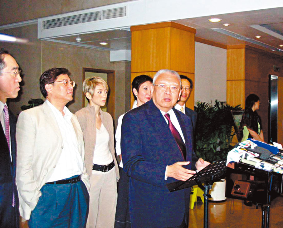 ◆在中央支持下，幫助港產片在內地發行。當時的特首董建華會見電影界人士， 梅艷芳是代表之一。