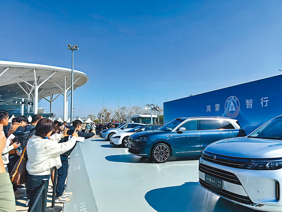 ◆現場觀眾爭相為新車拍照。