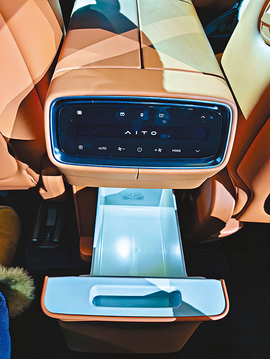 ◆問界M9車內設有投影屏及冰箱等。