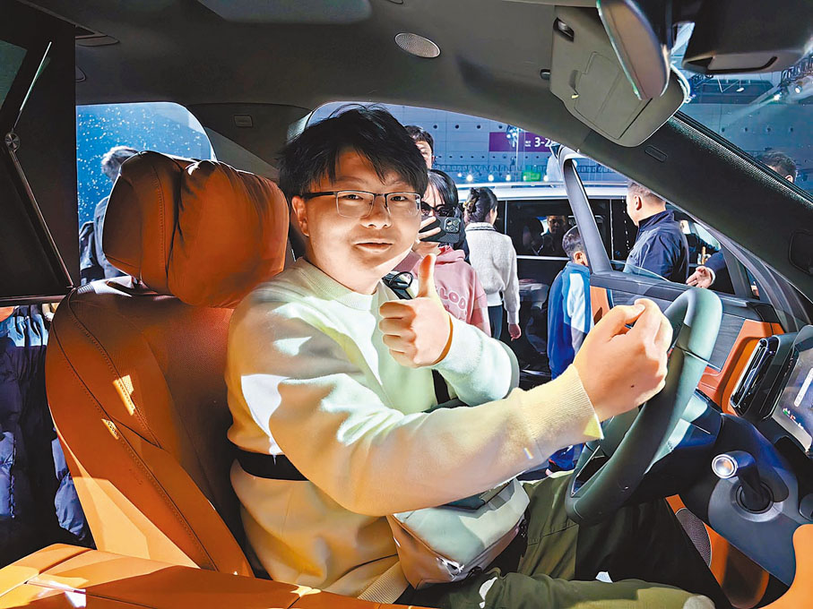 ◆80後胡先生在體驗華為新車。
