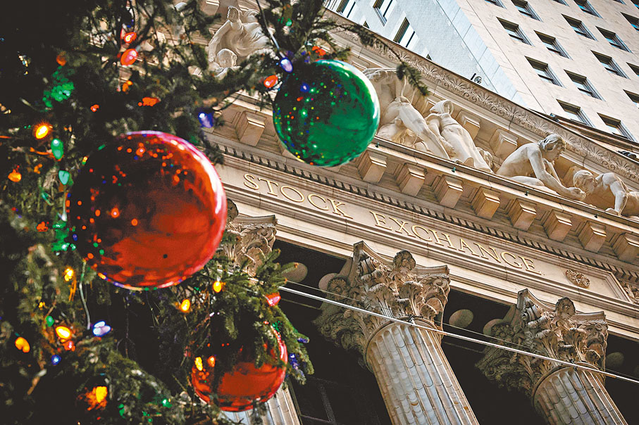 ◆美股道指續創年內新高，標普500指數和納斯達克指數接近歷年高位，有望實現「聖誕老人升市」。資料圖片