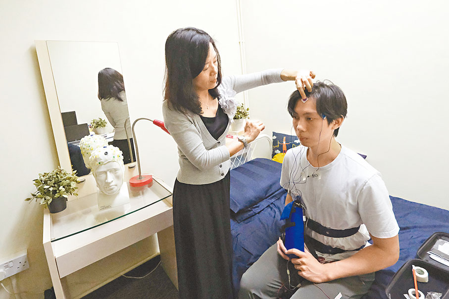 ◆劉月瑩（左）分享團隊的多項研究成果。香港文匯報記者涂穴  攝