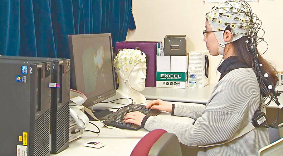 ◆研究團隊以監測儀研究腦部活躍程度。