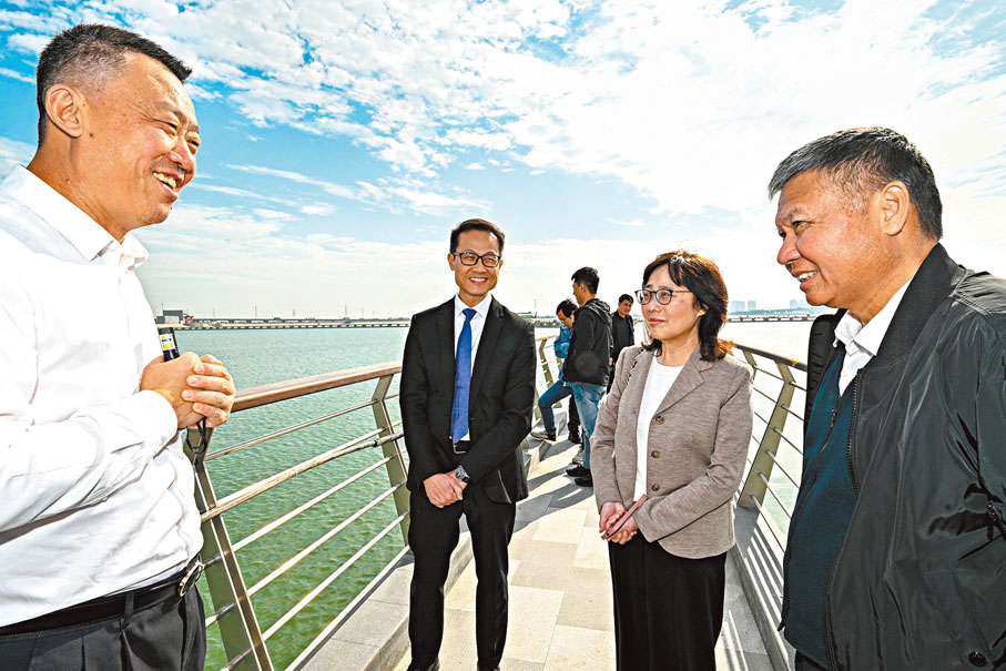 ◆甯漢豪（右二）到廣州南沙高新沙泵站參觀珠三角水資源配置工程，聽取相關項目代表介紹。