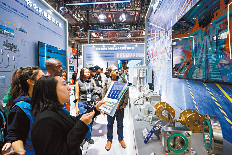 ◆首屆鏈博會上，國外參展商佔比達26%，其中美國參展商在境外參展商中佔比高達20%。圖為12月2日，外國觀眾在鏈博會上參觀。資料圖片