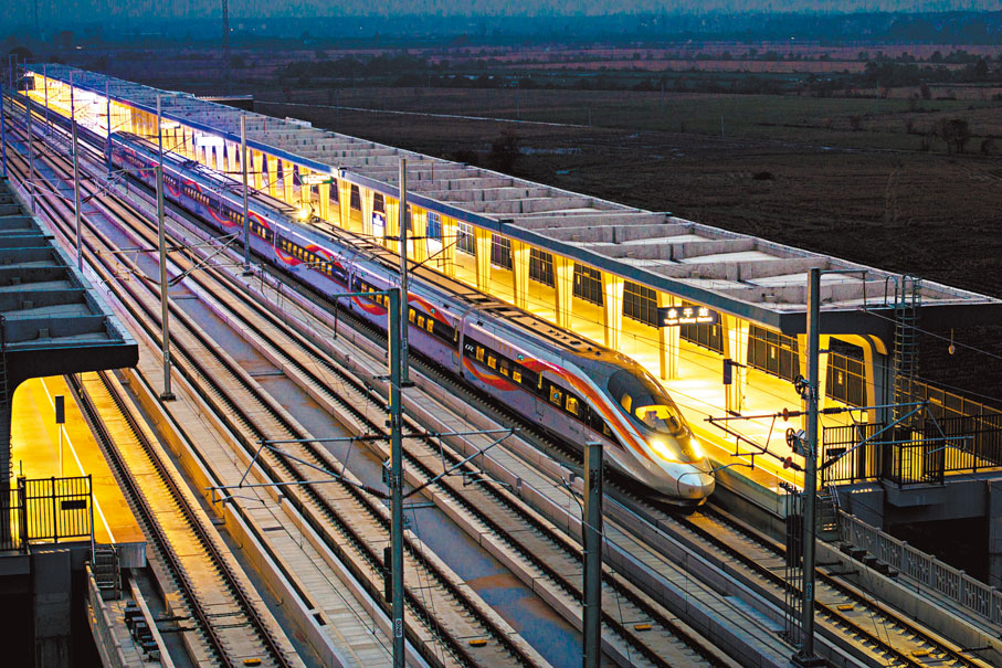 ◆高鐵停靠在杭昌高鐵余干站。 北京傳真