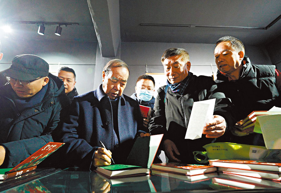 ◆賈平凹現場為讀者簽書。