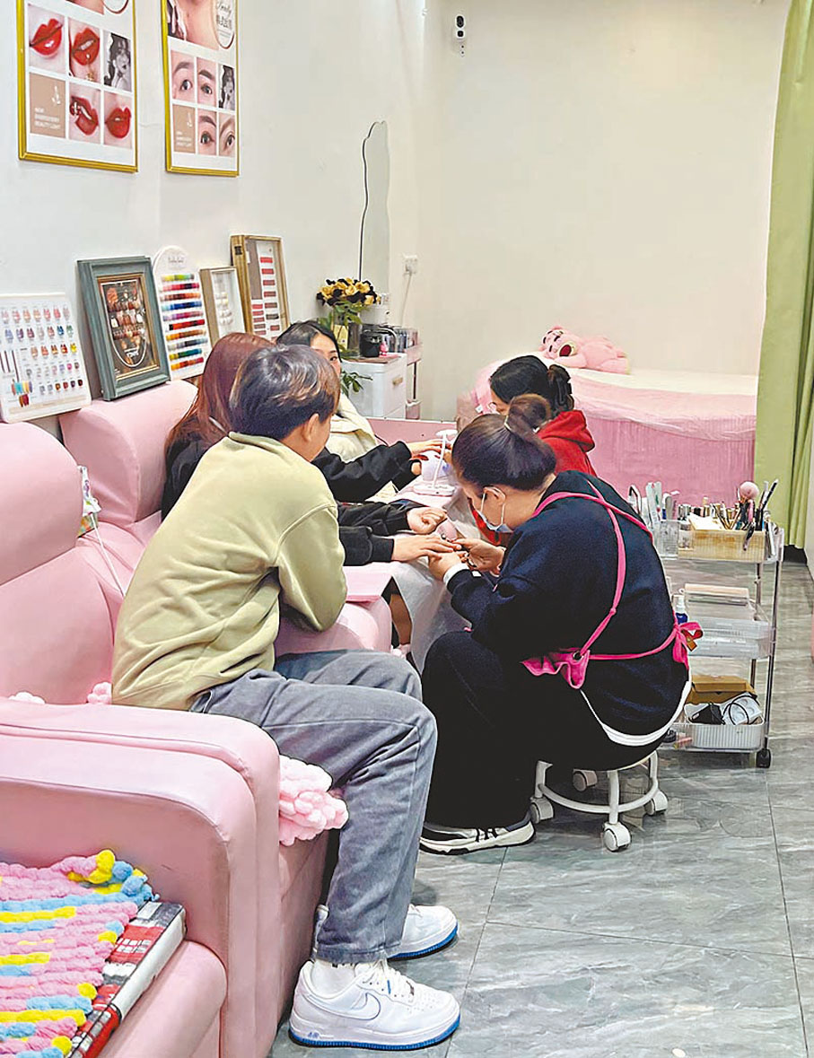 ◆深圳東門的美甲店港客盈門。 香港文匯報記者李望賢 攝