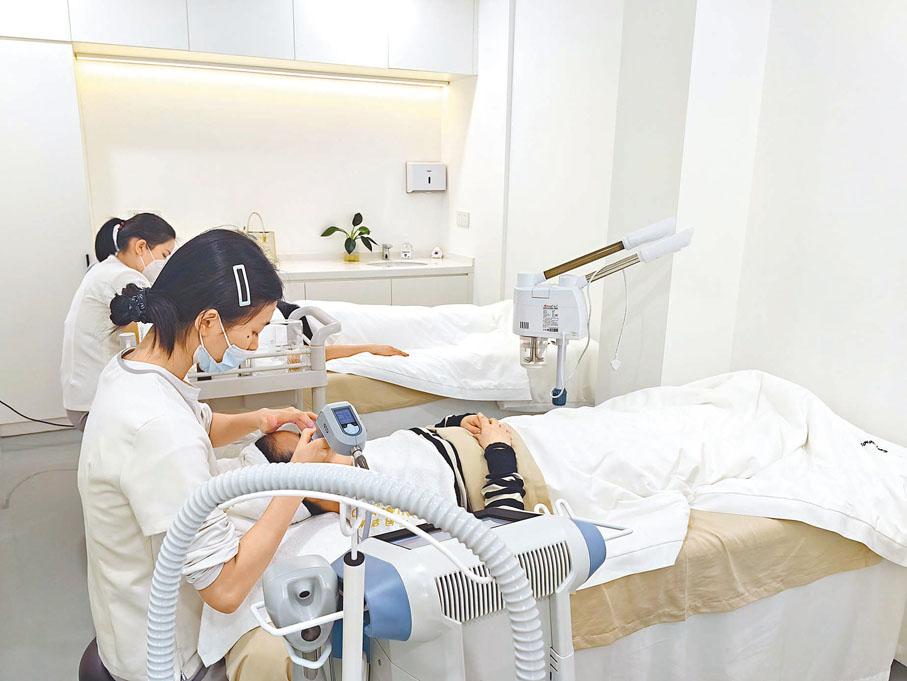 ◆在深圳一家美容中心內，香港客人在做面部護理。 香港文匯報記者郭若溪 攝