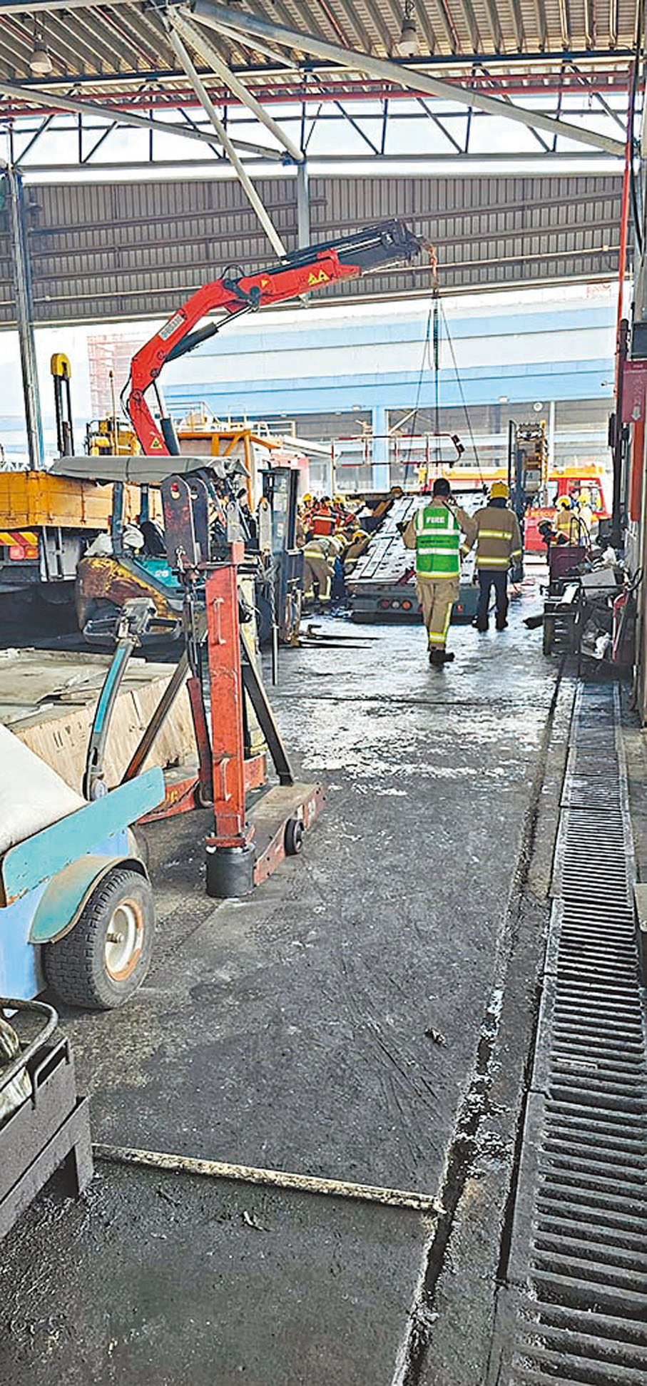 ◆消防員在重型組件塌下位置調查。香港民航工會供圖