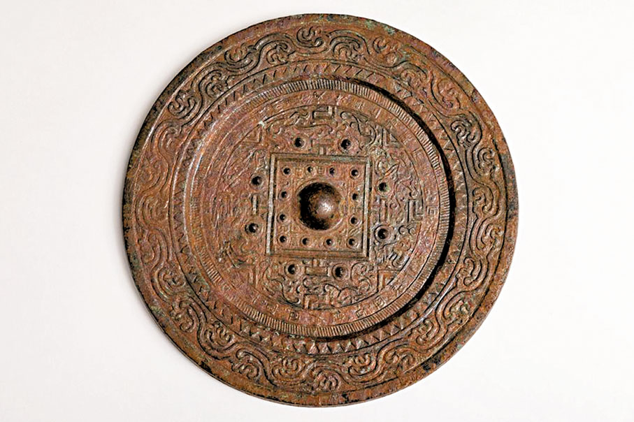 ◆ 「規矩鏡」鏡背分布規矩紋，寓意每日持鏡檢視自身。