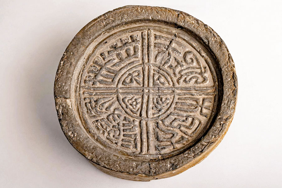 ◆漢代「天地相方 與民世世 中正永安」十二字瓦當。