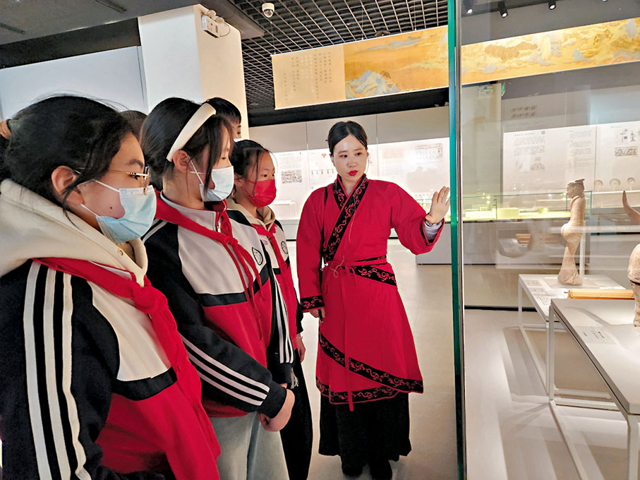 ◆小學生們在講解員的帶領下參觀展覽。