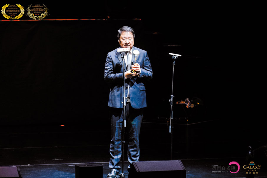 ◆于冬代《無名》領取最佳影片及最佳導演獎。