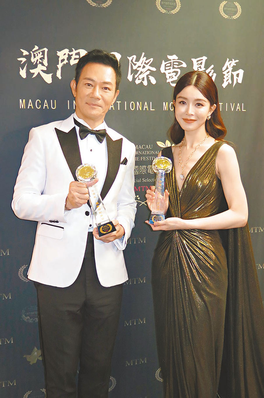 ◆出爐最佳男、女配角張兆輝和文詠珊在後台分享喜悅。