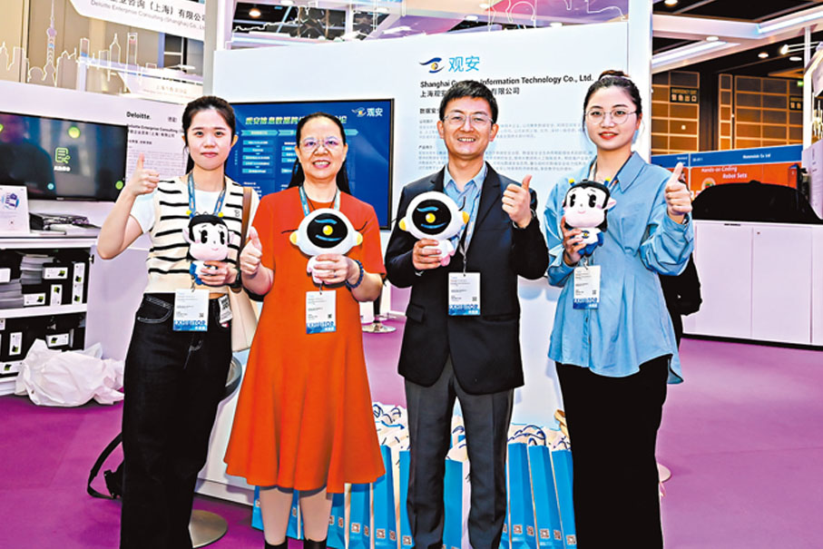 ◆觀安信息創始人張照龍（右二）認為，現在是信息安全企業走出去的最好時機，而香港是「出海」最好的中轉站。圖為今年4月中旬，觀安信息參加香港國際創科展。