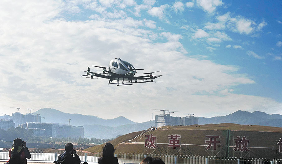 ◆28日，EH216-S無人駕駛載人航空器在廣州作全球商業飛行演示。圖為起飛現場。香港文匯報記者敖敏輝 攝