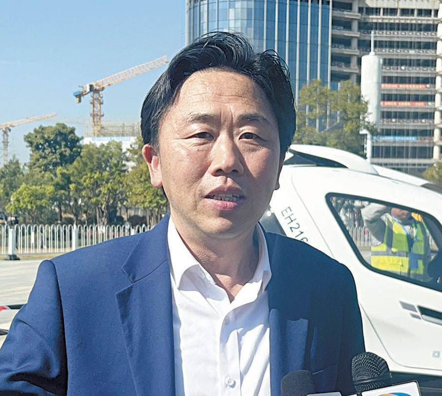 ◆首名乘客顧曉斌指飛行體驗完美。 香港文匯報記者敖敏輝 攝