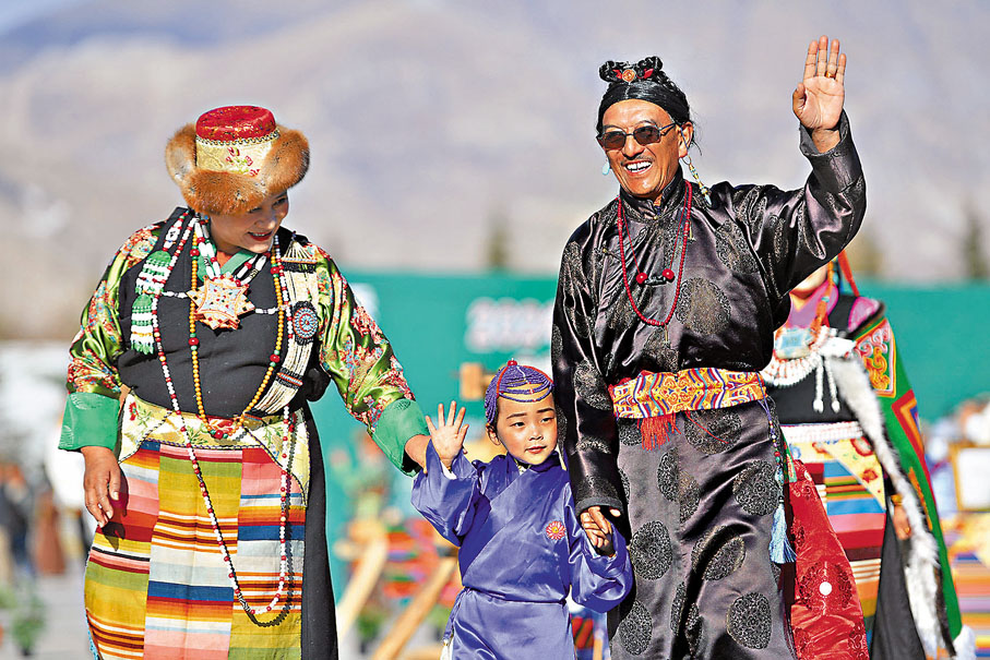 ◆以布達拉宮廣場為舞台，模特向觀眾們展示了68套傳統藏民族服飾。 