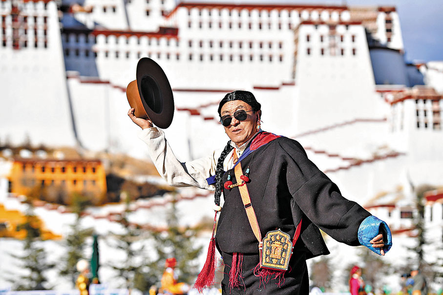 ◆12月24日，藏裝秀表演現場。