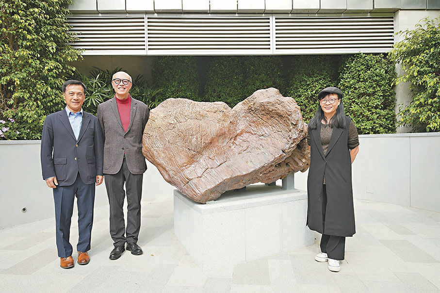 ◆ 華懋集團「如心園」木化石公園首階段開放。左二為蔡宏興。