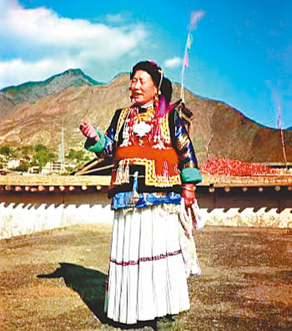 ◆八十歲高齡的奔子欄鍋莊國家級非遺傳承人徐桂蓮。 作者供圖