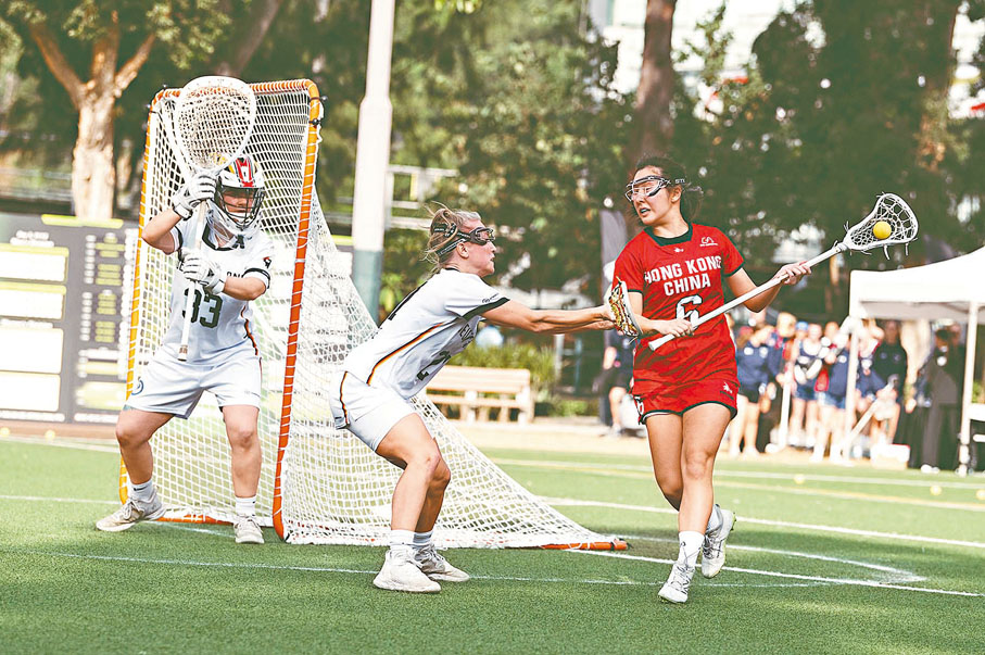 ◆港隊II隊的劉希程（紅衫）在對德國隊的賽事中運球進攻。