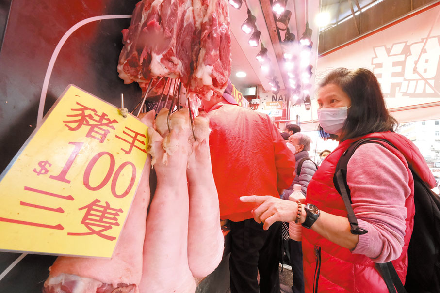 ◆陳太兜兜轉轉，經過肉檔、菜檔都是「齋睇」不買，她表示貴到買唔落手。香港文匯報記者涂穴  攝