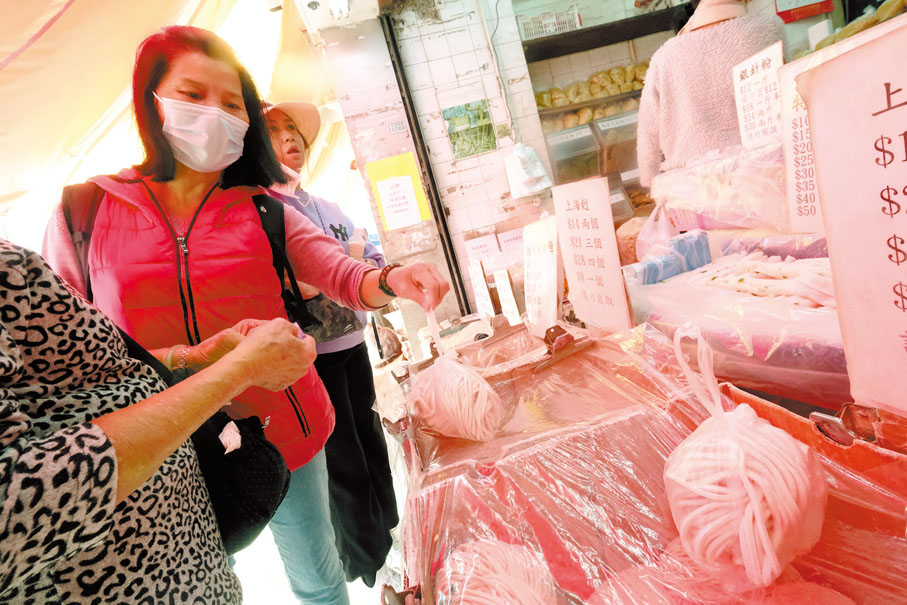 ◆陳太最後買了兩塊豆腐、兩份麵條，但仍嫌貴說：「麵條以前5蚊一份，現在7蚊。」香港文匯報記者涂穴 攝