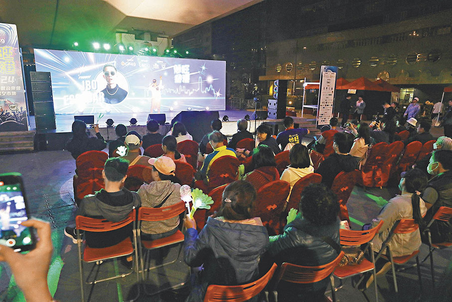 ◆昨晚有不少新晉歌手助興，希望「炒熱個場」。 香港文匯報記者黃艾力  攝