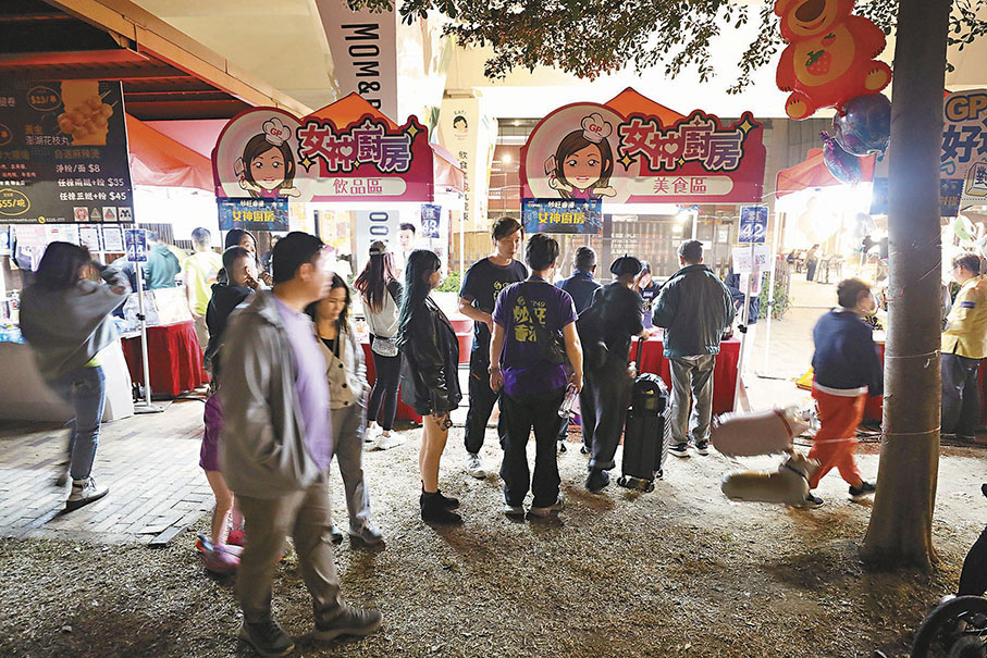 ◆觀塘海濱長廊率先於昨日一連兩天舉辦「炒旺香港 2024」海濱倒數音樂會暨除夕市集。香港文匯報 記者 黃艾力  攝