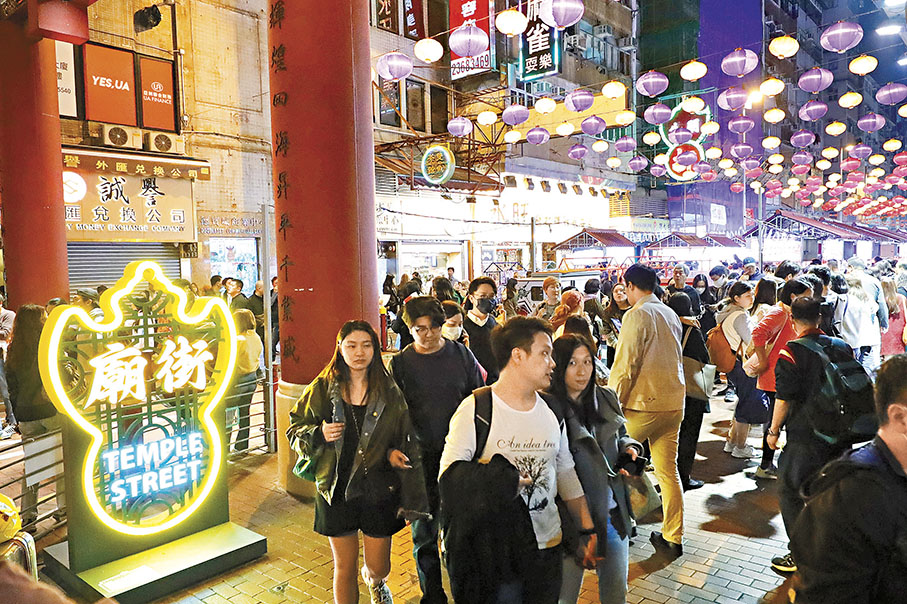 ◆陳國基表示，廟街夜市舉行半個月來，已錄得逾20萬人次到訪。 香港文匯報記者北山彥  攝