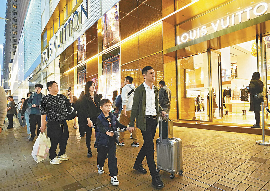 ◆不少旅客表示，提高免稅額可提高旅客來港意願。圖為尖沙咀廣東道，遊客拖篋購物。 香港文匯報記者曾興偉  攝