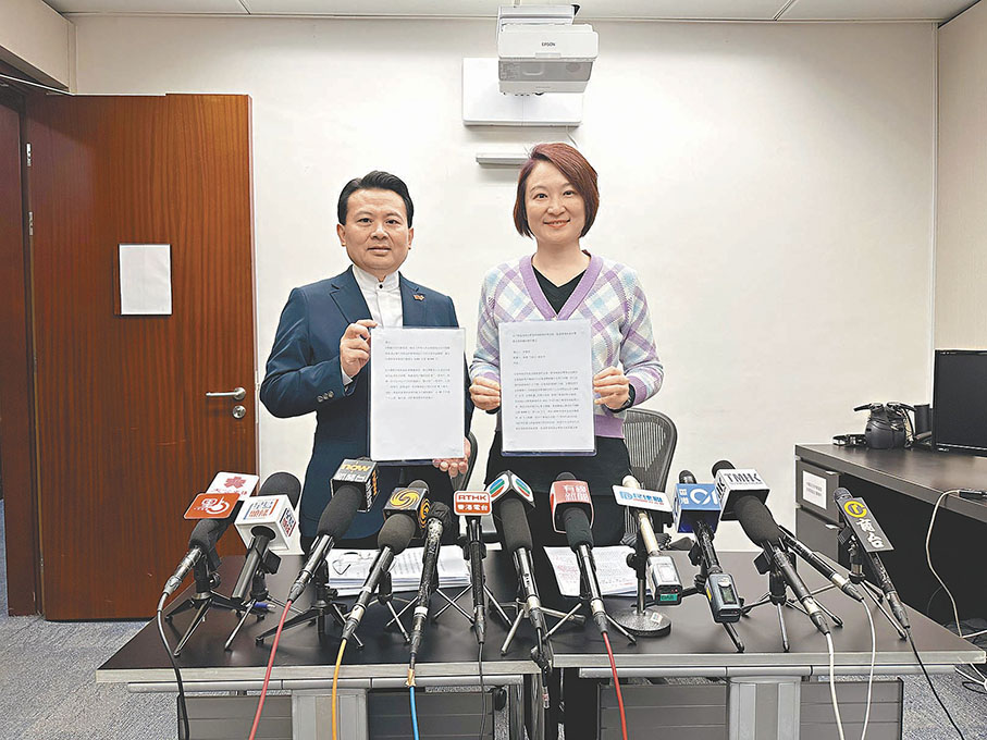 ◆李慧琼（右）聯同陳勇（左）及兩位港區全國人大代表向中央建議，提高訪港內地旅客免稅額。