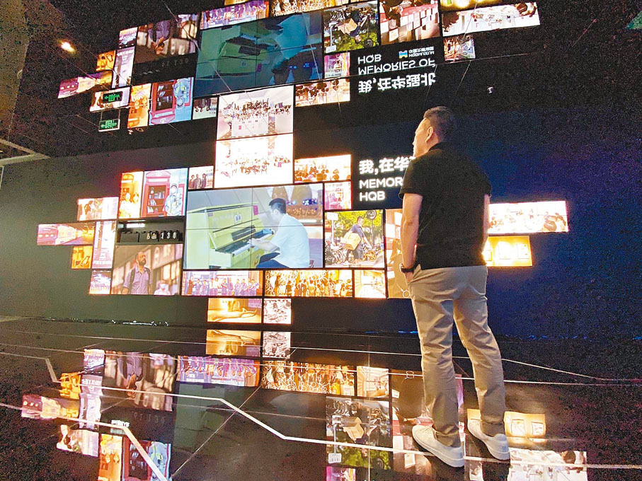 ◆華強北博物館展示多面的華強北。圖為施培營在該博物館留影。香港文匯報深圳傳真