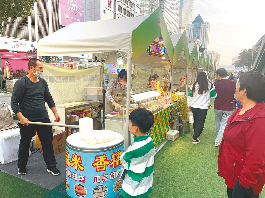◆在華強北逛街同時還能品嘗各地小吃。香港文匯報記者胡永愛 攝