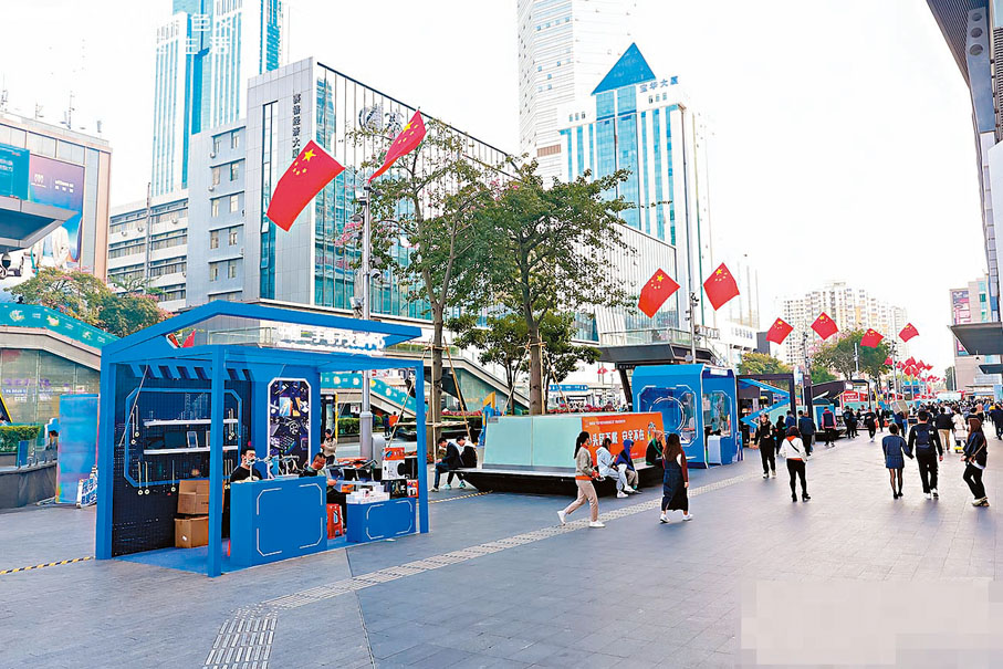 ◆華強北街區首次將電子賣場的炫酷商品集中引入主街展示銷售。香港文匯報深圳傳真